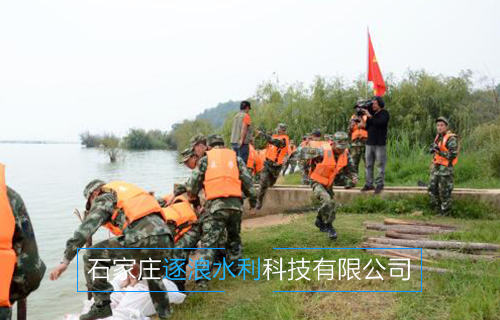 河南黃河沿岸地帶，利用防汛沙袋進(jìn)行擋水工作